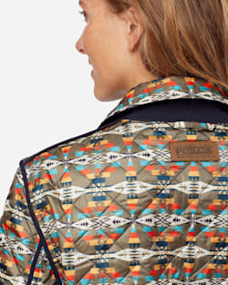 ALTERNATE VIEW OF WOMEN'S MEADOW REVERSIBLE QUILTED JACKET IN TUCSON/NAVY image number 5
