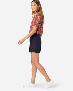 ALTERNATE VIEW OF WOMEN'S LINEN SHORTS IN NAVY image number 2
