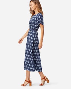 ALTERNATE VIEW OF SHORT-SLEEVE PATTERNED MIDI DRESS IN NAVY image number 2