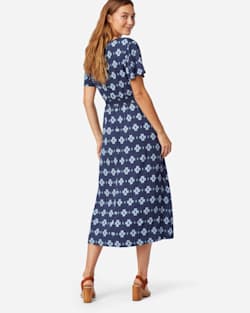 ALTERNATE VIEW OF SHORT-SLEEVE PATTERNED MIDI DRESS IN NAVY image number 3