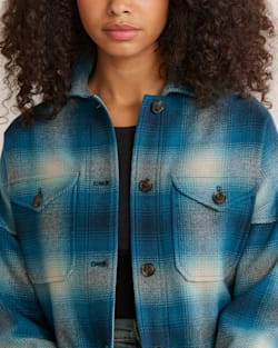 ALTERNATE VIEW OF WOMEN'S WOOL SHIRT JACKET IN TURQUOISE OMBRE image number 4