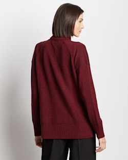 ALTERNATE VIEW OF WOMEN'S MERINO/CASHMERE OVERSIZED TURTLENECK IN BERRY PRESERVE image number 4