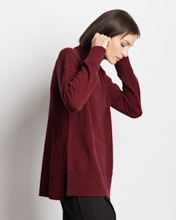 ALTERNATE VIEW OF WOMEN'S MERINO/CASHMERE OVERSIZED TURTLENECK IN BERRY PRESERVE image number 5