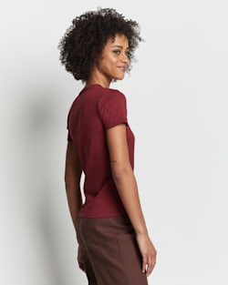 ALTERNATE VIEW OF WOMEN'S DESCHUTES MOUNT HOOD TEE IN CABERNET image number 2
