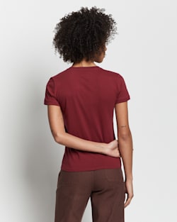 ALTERNATE VIEW OF WOMEN'S DESCHUTES MOUNT HOOD TEE IN CABERNET image number 5