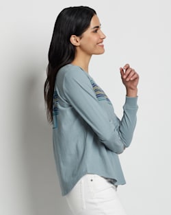 ALTERNATE VIEW OF WOMEN'S LONG-SLEEVE GRAPHIC TEE IN LEAD BLUE CHIEF JOSEPH image number 3