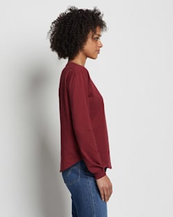 SIDE VIEW OF WOMEN'S LONG-SLEEVE DESCHUTES TEE IN CABERNET image number 2
