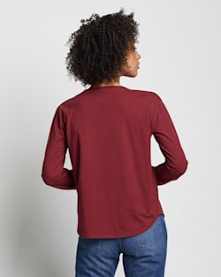 BACK VIEW OF WOMEN'S LONG-SLEEVE DESCHUTES TEE INI CABERNET image number 3