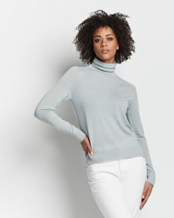 ALTERNATE VIEW OF WOMEN'S RAGLAN MERINO TURTLENECK IN GREEN MIST HEATHER image number 3