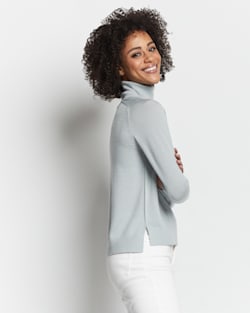 ALTERNATE VIEW OF WOMEN'S RAGLAN MERINO TURTLENECK IN GREEN MIST HEATHER image number 4