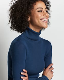 ALTERNATE VIEW OF WOMEN'S RIB MERINO TURTLENECK IN PEACOCK BLUE HEATHER image number 3