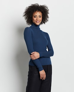 ALTERNATE VIEW OF WOMEN'S RIB MERINO TURTLENECK IN PEACOCK BLUE HEATHER image number 4