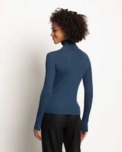 BACK VIEW OF WOMEN'S RIB MERINO TURTLENECK IN PEACOCK BLUE HEATHER image number 5