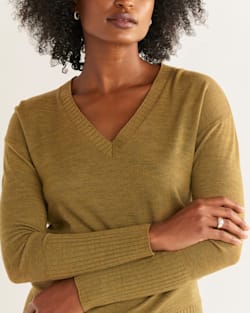 ALTERNATE VIEW OF WOMEN'S MERINO V-NECK SWEATER IN TAPENADE HEATHER image number 4