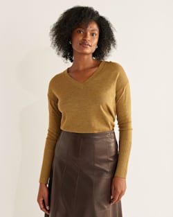 ALTERNATE VIEW OF WOMEN'S MERINO V-NECK SWEATER IN TAPENADE HEATHER image number 5