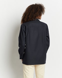 ALTERNATE VIEW OF WOMEN'S SOLID BOYFRIEND BOARD SHIRT IN SLATE image number 3