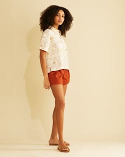 ALTERNATE VIEW OF WOMEN'S BUTTON-UP COTTON GAUZE SHIRT IN IVORY DESERT MULTI image number 4