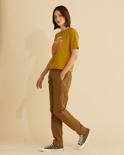 ALTERNATE VIEW OF WOMEN'S CROPPED DESCHUTES GRAPHIC TEE IN DRIED TOBACCO image number 2