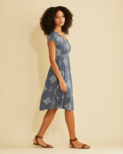 ALTERNATE VIEW OF WOMEN'S CASCADE LAKE DRESS IN VINTAGE INDIGO image number 2