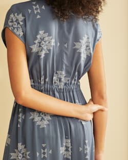 ALTERNATE VIEW OF WOMEN'S CASCADE LAKE DRESS IN VINTAGE INDIGO image number 4