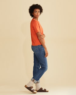 ALTERNATE VIEW OF WOMEN'S DESCHUTES RAGLAN-SLEEVE TEE IN RUST OCHRE image number 4