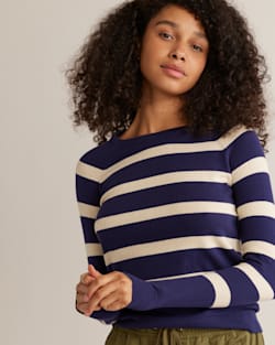 ALTERNATE VIEW OF WOMEN'S COTTON/CASHMERE STRIPED PULLOVER IN NAVY/CREAM image number 4
