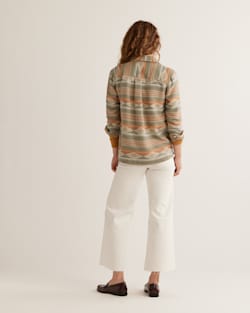 ALTERNATE VIEW OF WOMEN'S COASTLINE OVERSHIRT IN SAGE SUMMERLAND SERAPE image number 3