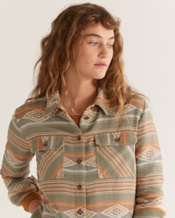 ALTERNATE VIEW OF WOMEN'S COASTLINE OVERSHIRT IN SAGE SUMMERLAND SERAPE image number 4