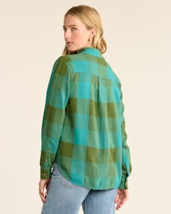 ALTERNATE VIEW OF WOMEN'S ADLEY LINEN-BLEND SHIRT IN TEAL/GREEN CHECK image number 3