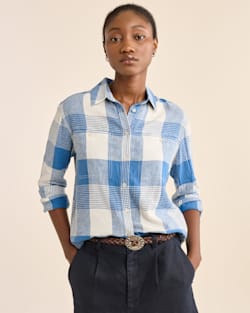 ALTERNATE VIEW OF WOMEN'S ADLEY LINEN-BLEND SHIRT IN BLUE/IVORY CHECK image number 4