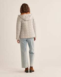 ALTERNATE VIEW OF WOMEN'S QUILTED HOODED JACKET IN FOG/TOMATO image number 3