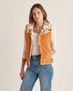 ALTERNATE VIEW OF WOMEN'S MANZANITA REVERSIBLE VEST IN TOMATO HIGHLAND RIDGE image number 4