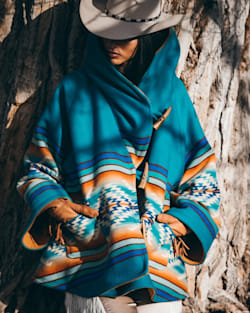 ALTERNATE VIEW OF LINDSEY THORNBURG X PENDLETON BLANKET CLOAK IN TURQUOISE PAGOSA SPRINGS image number 3