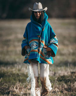 ALTERNATE VIEW OF LINDSEY THORNBURG X PENDLETON BLANKET CLOAK IN TURQUOISE PAGOSA SPRINGS image number 4