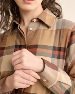 ALTERNATE VIEW OF WOMEN'S PLAID WORSTED WOOL SHIRT IN TAN/COPPER image number 4