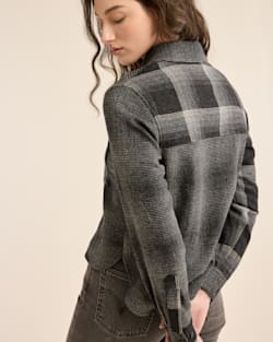 ALTERNATE VIEW OF WOMEN'S CENTENNIAL PLAID SHIRT IN OXFORD/GREY MIX OMBRE image number 4