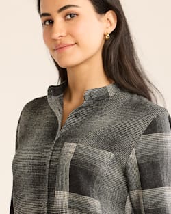 ALTERNATE VIEW OF WOMEN'S CENTENNIAL PLAID SHIRT DRESS IN OXFORD/GREY MIX OMBRE image number 4