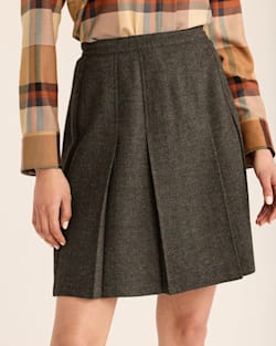 ALTERNATE VIEW OF WOMEN'S BOX PLEAT WOOL SKIRT IN BLACK/GREEN HERRINGBONE image number 4