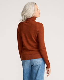 ALTERNATE VIEW OF WOMEN'S MERINO TURTLENECK IN ARABIAN SPICE HEATHER image number 2