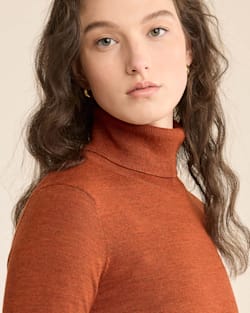 ALTERNATE VIEW OF WOMEN'S MERINO TURTLENECK IN ARABIAN SPICE HEATHER image number 4