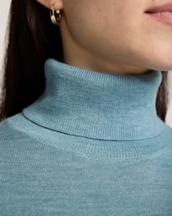 ALTERNATE VIEW OF WOMEN'S MERINO TURTLENECK IN SEA BLUE image number 4