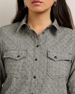 ALTERNATE VIEW OF WOMEN'S TEXTURED WOOL GAMBLER SHIRT IN BLACK DIAMOND MIX image number 4