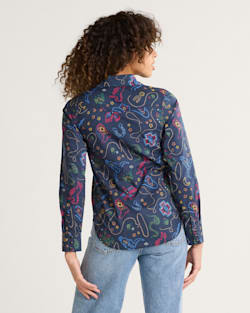ALTERNATE VIEW OF WOMEN'S WESTERN PRINT GAMBLER SHIRT IN NAVY BRIGHTS image number 2