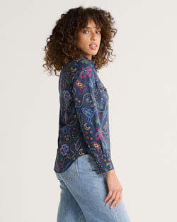 ALTERNATE VIEW OF WOMEN'S WESTERN PRINT GAMBLER SHIRT IN NAVY BRIGHTS image number 3