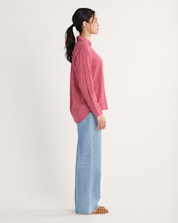 ALTERNATE VIEW OF WOMEN'S COASTAL LINEN SHIRT IN PINK CHECK image number 3