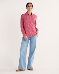 ALTERNATE VIEW OF WOMEN'S COASTAL LINEN SHIRT IN PINK CHECK image number 4