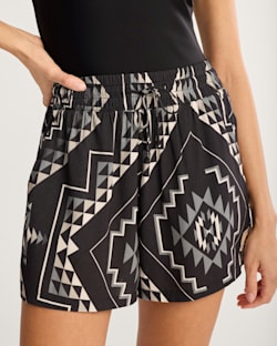 ALTERNATE VIEW OF OXBOW WOMEN'S TIE-FRONT SHORTS IN BLACK/WHITE image number 5