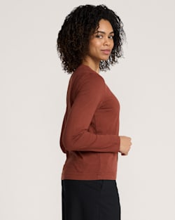 ALTERNATE VIEW OF WOMEN'S LONG-SLEEVE DESCHUTES TEE IN BRICK image number 3