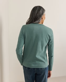 ALTERNATE VIEW OF WOMEN'S LONG-SLEEVE DESCHUTES TEE IN DARK TEAL image number 3