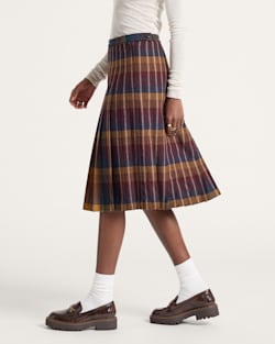 ALTERNATE VIEW OF WOMEN'S REVERSIBLE PLEATED WOOL SKIRT IN BURGUNDY/TAN PLAID image number 3